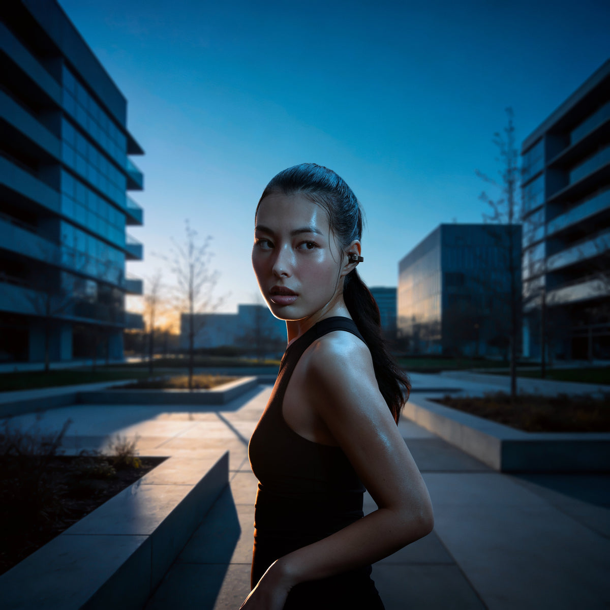 Sennheiser ACCENTUM Clip – Model wearing Black earbuds outdoors at dusk